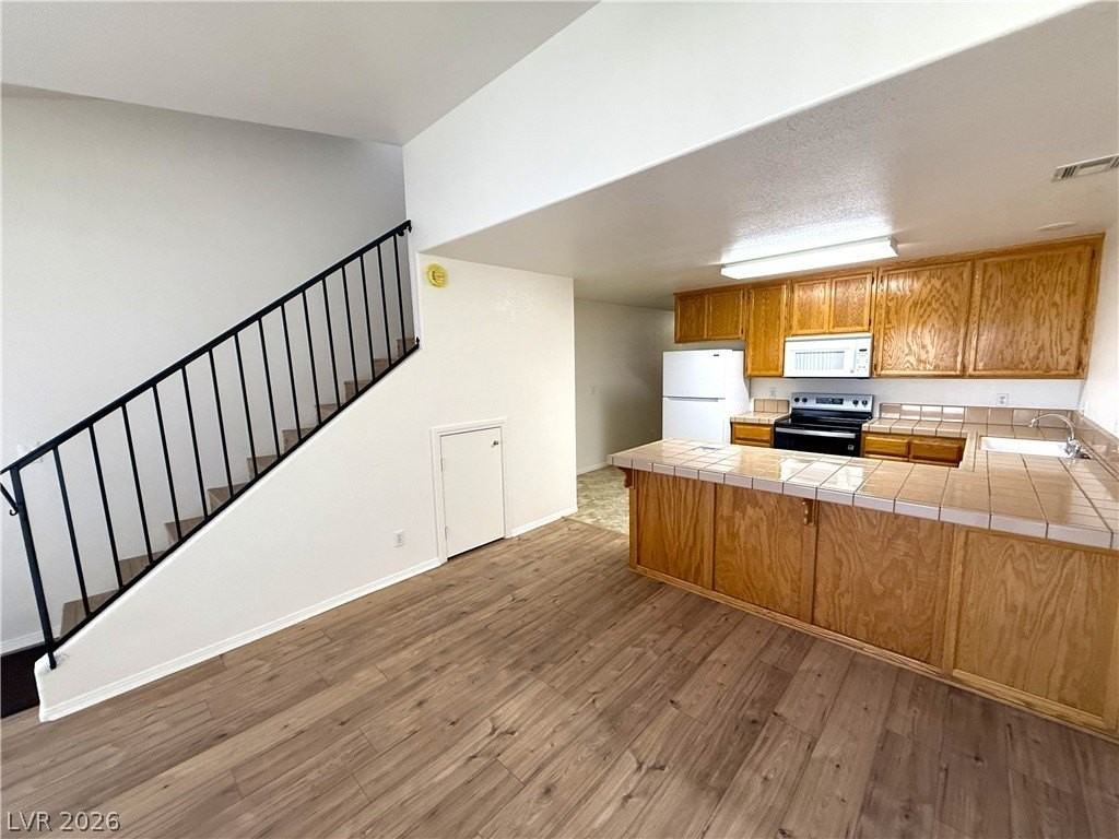 448 Comstock St - Photo 7 of 13