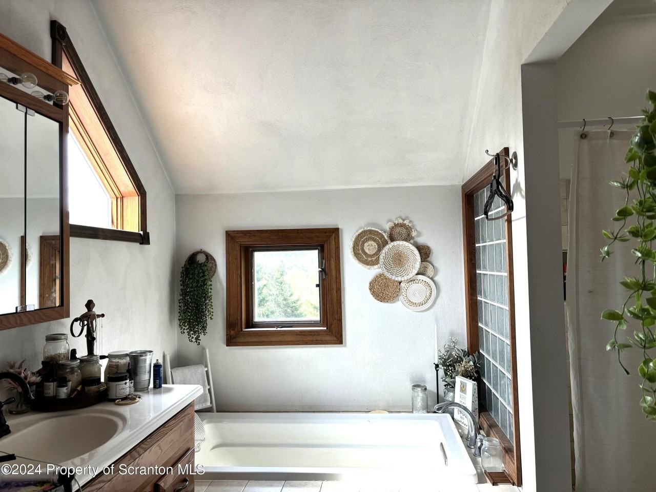 2053 Silver Creek Rd - Photo 5 of 10