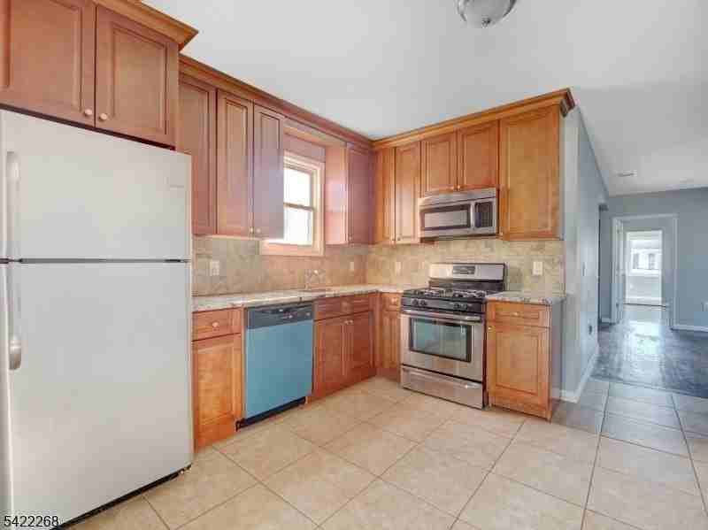 156 Crystal St - Photo 2 of 11