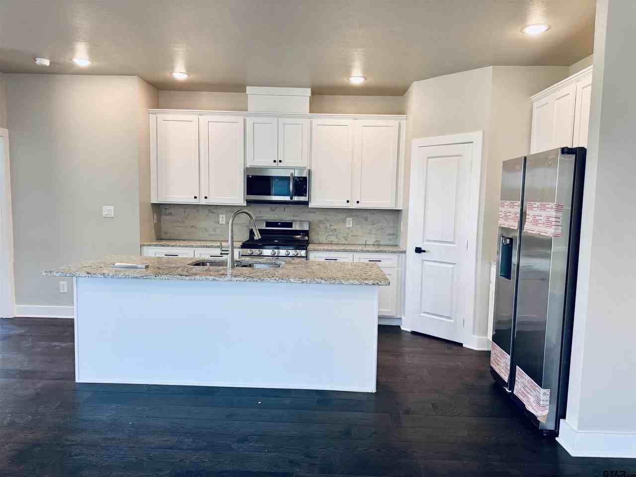 15516 Greenhouse Way - Photo 3 of 8