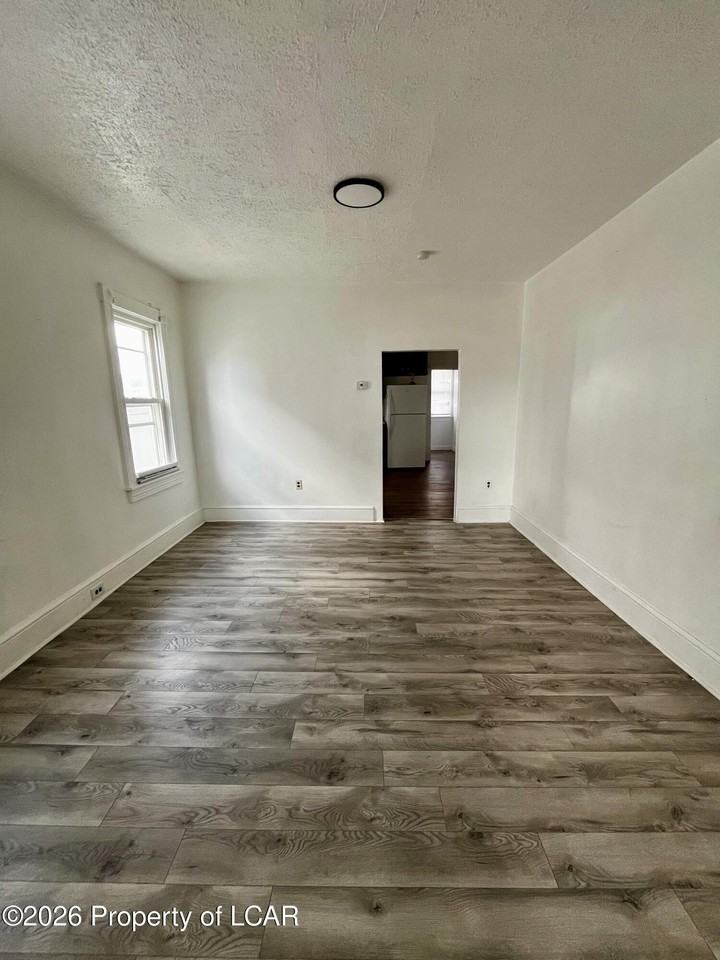 260 E Green St - Photo 4 of 11