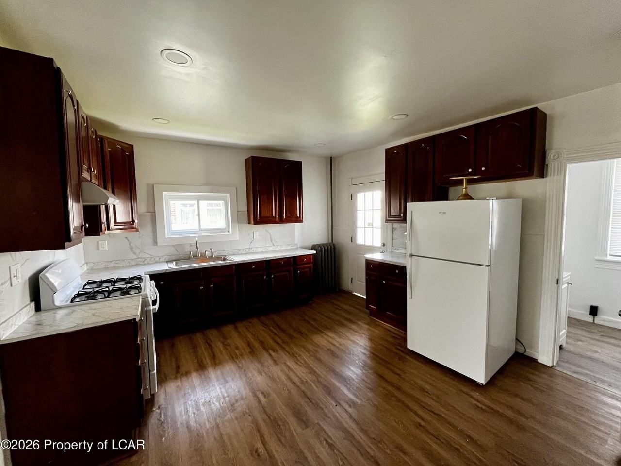 260 E Green St - Photo 5 of 11