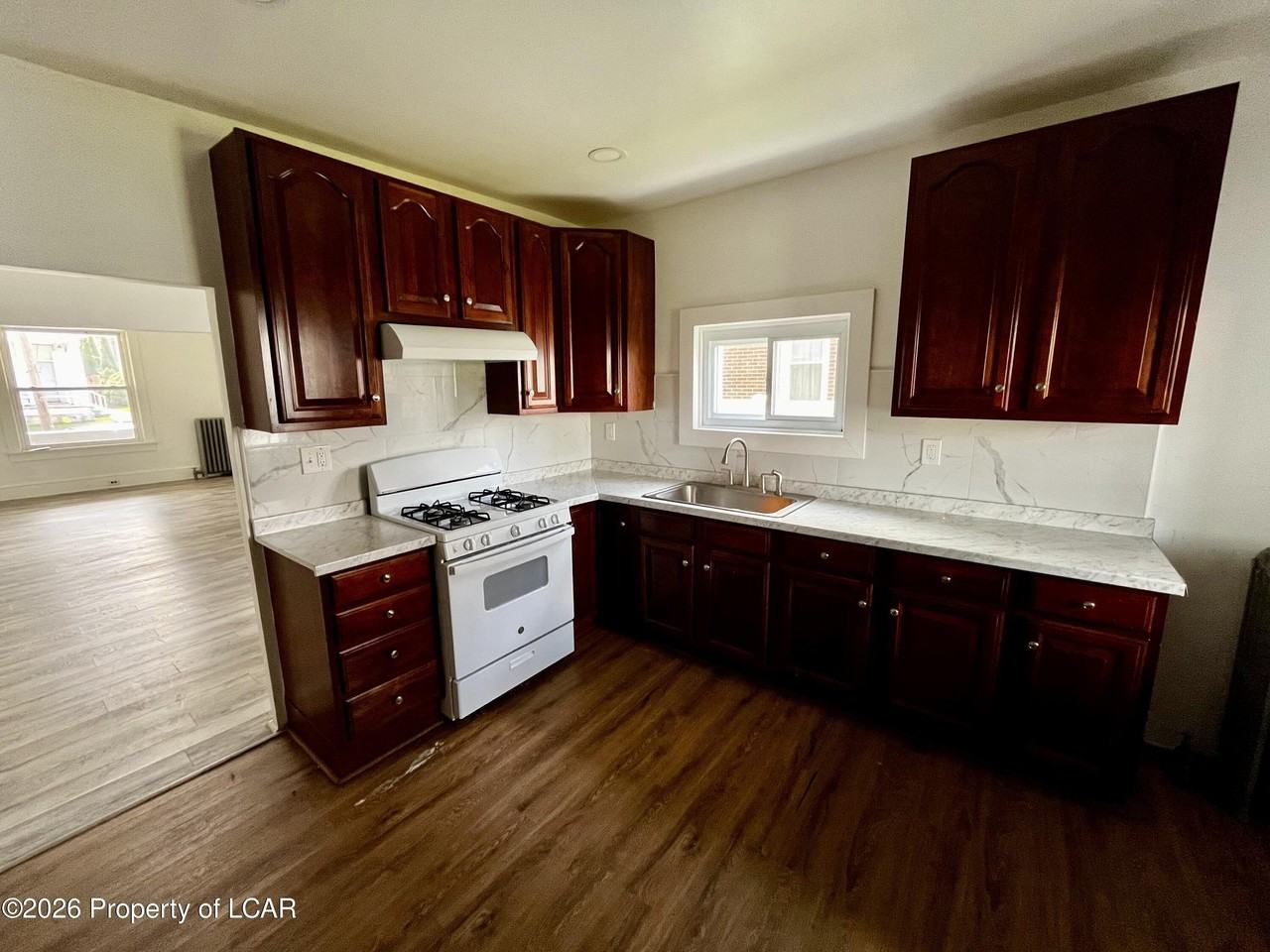 260 E Green St - Photo 6 of 11