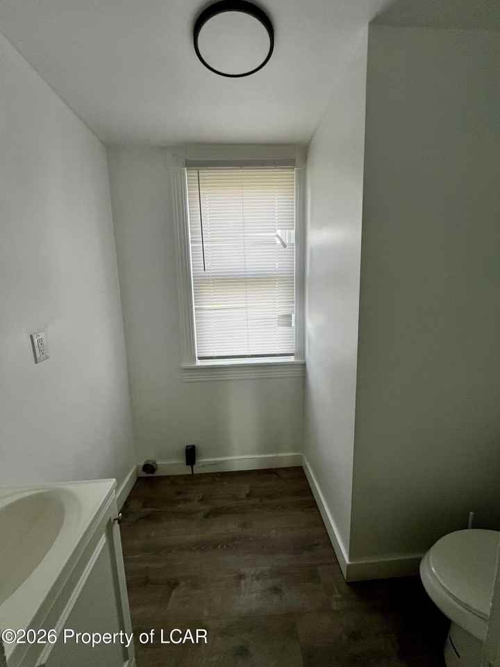 260 E Green St - Photo 7 of 11