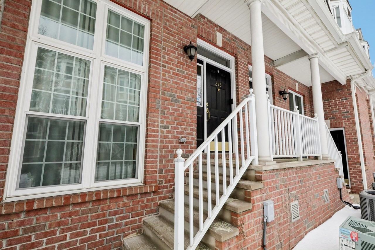 273 Roslyn Ct #273 - Photo 3 of 50