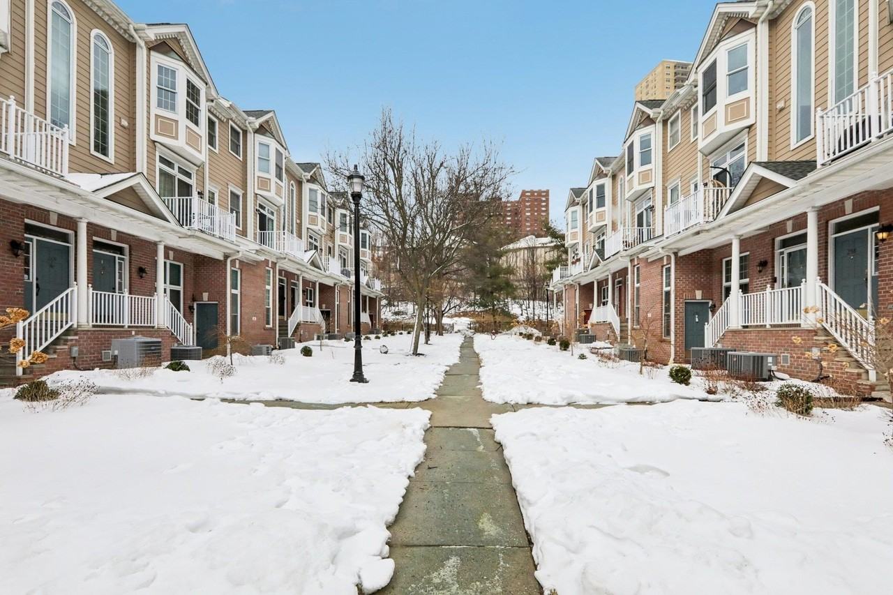 273 Roslyn Ct #273 - Photo 5 of 50