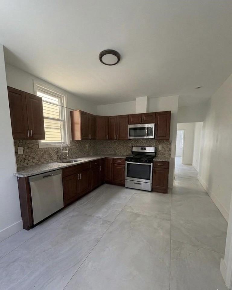 132 Bayview Ave #2 - Photo 3 of 10