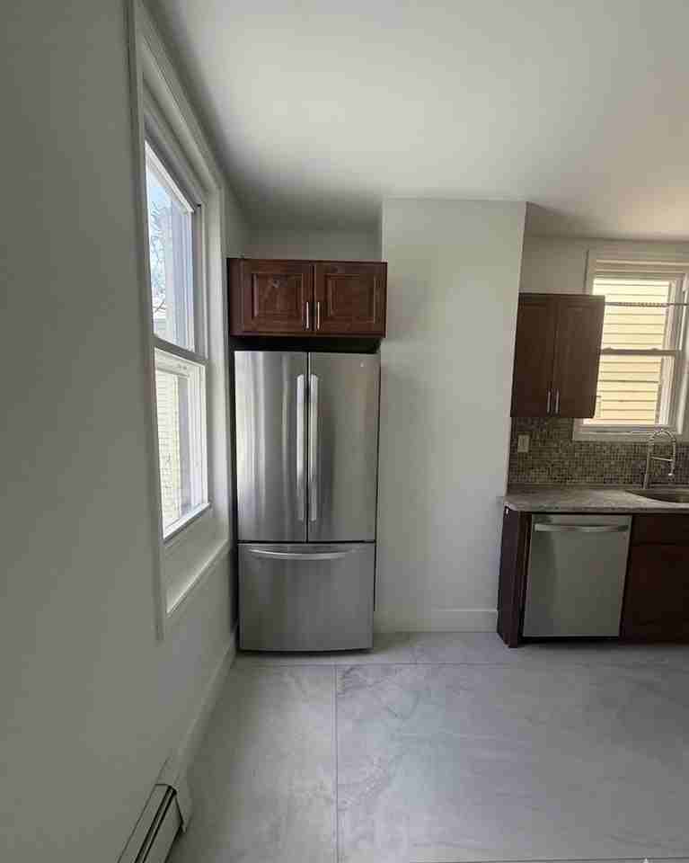 132 Bayview Ave #2 - Photo 4 of 10