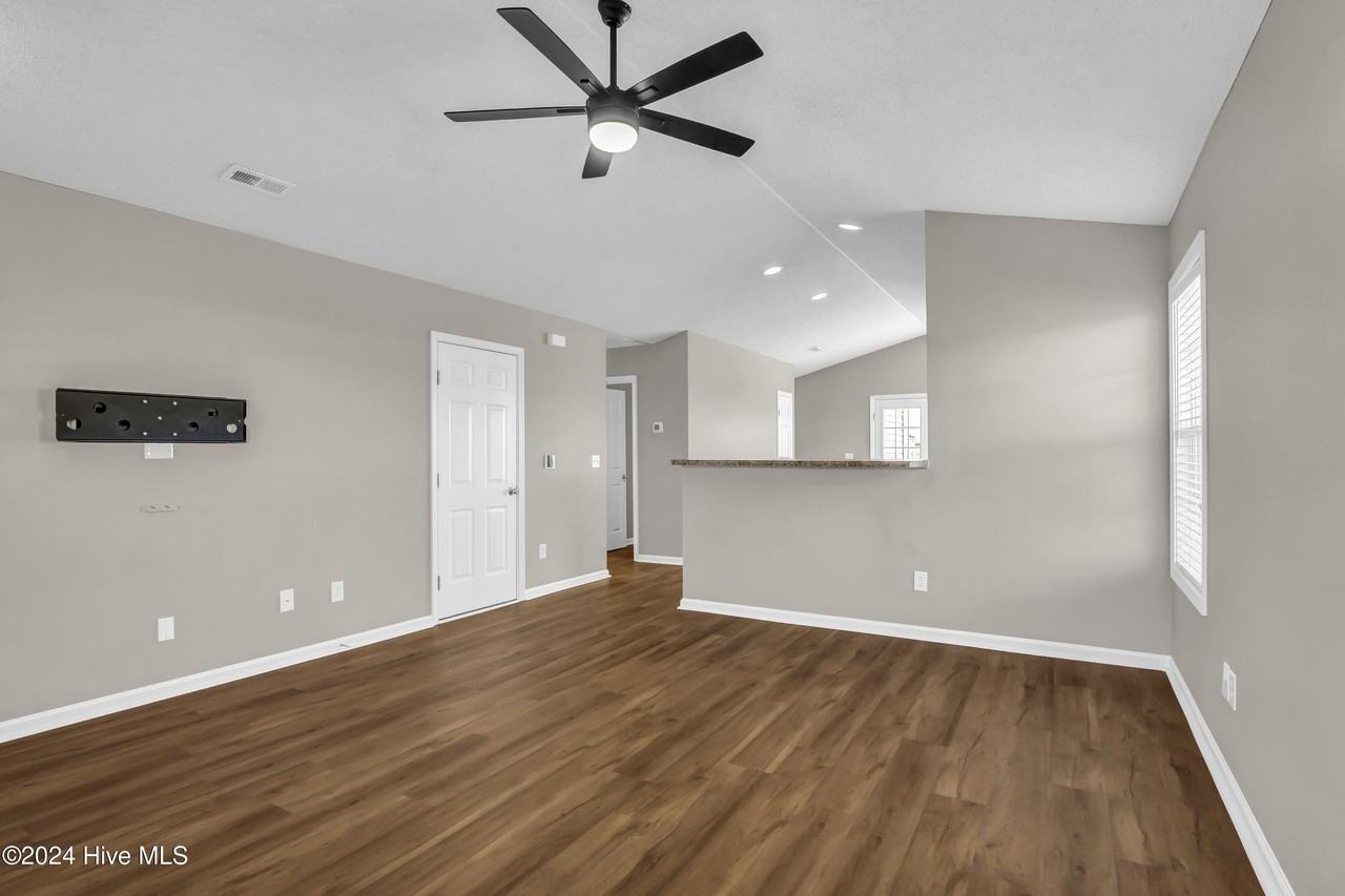 613 Whittle Ct - Photo 7 of 31