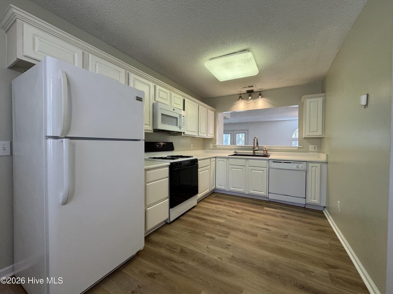 935 Birch Creek Dr - Photo 3 of 11