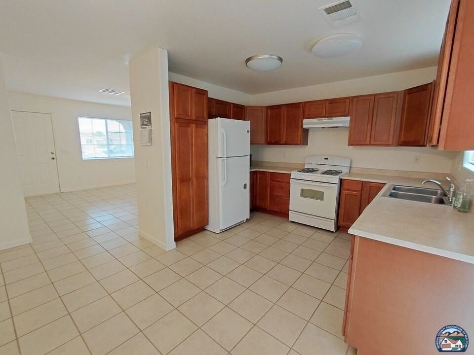 409 E Alexandria St - Photo 4 of 15