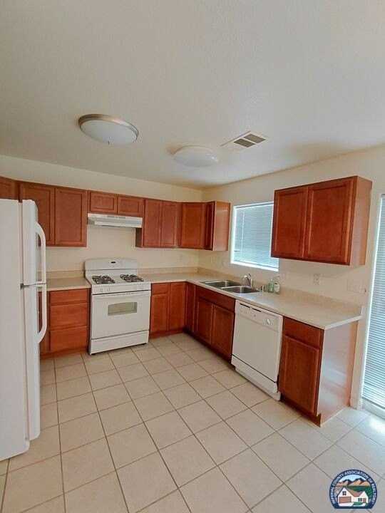 409 E Alexandria St - Photo 6 of 15