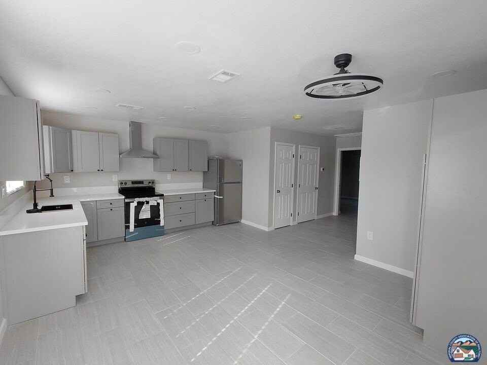 510 Encinas Ave Apt E - Photo 3 of 12