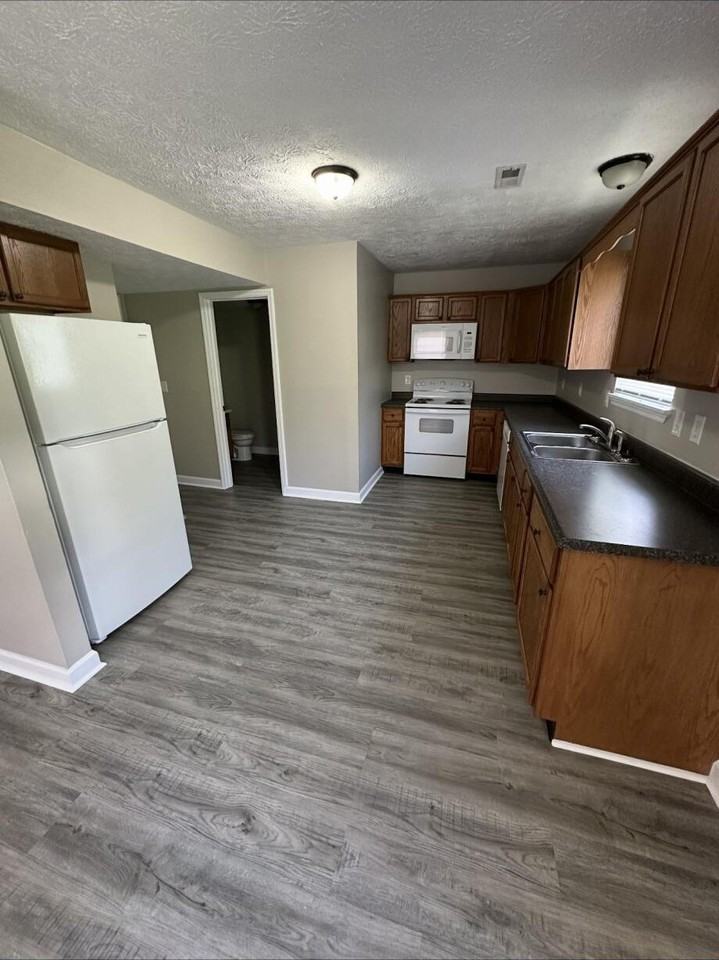 1049 Blackwell Ct Unit B - Photo 4 of 10