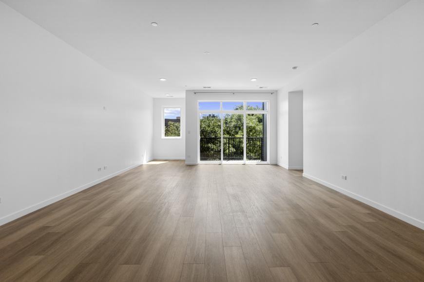 204 S Leavitt St - Photo 3 of 10