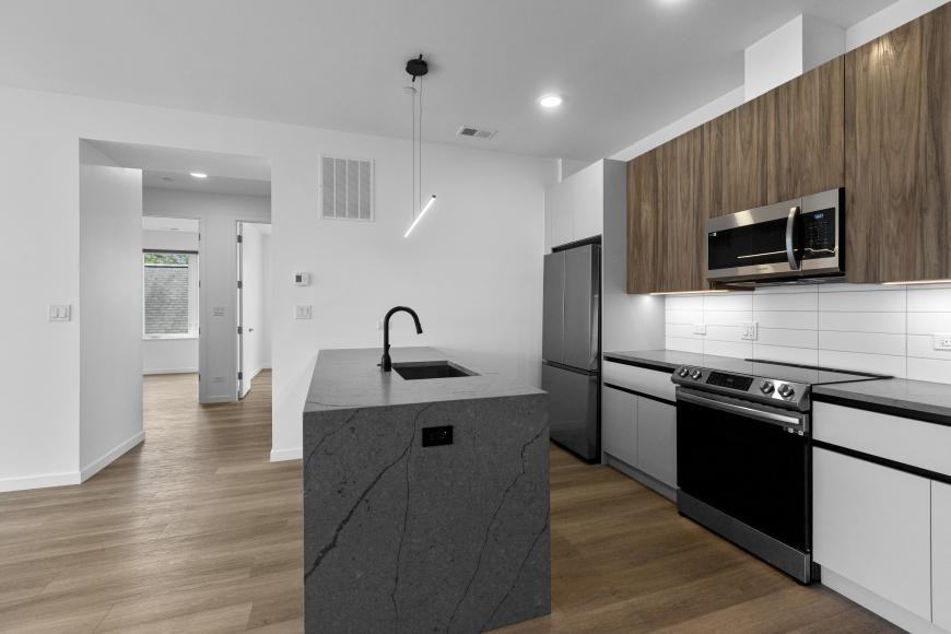 204 S Leavitt St - Photo 6 of 10