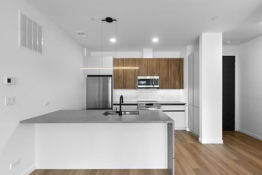 204 S Leavitt St - Photo 7 of 10