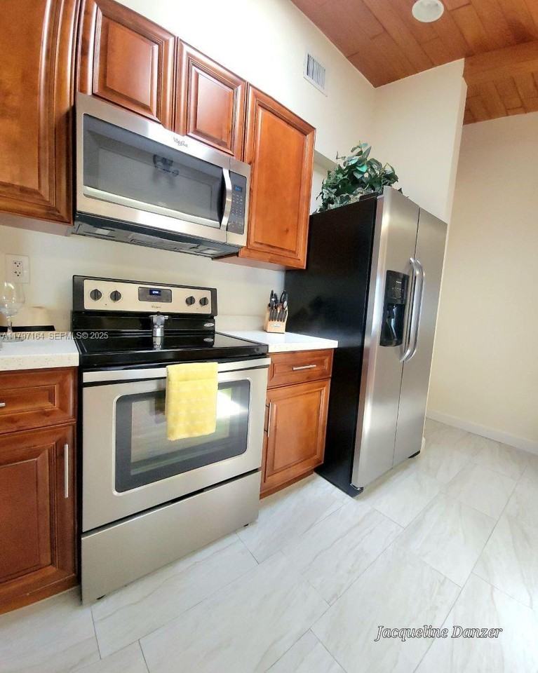 2241 Ne 38th St - Photo 5 of 8