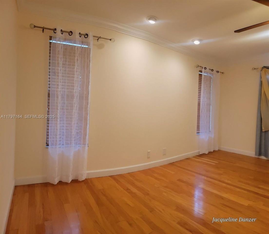 2241 Ne 38th St - Photo 7 of 8