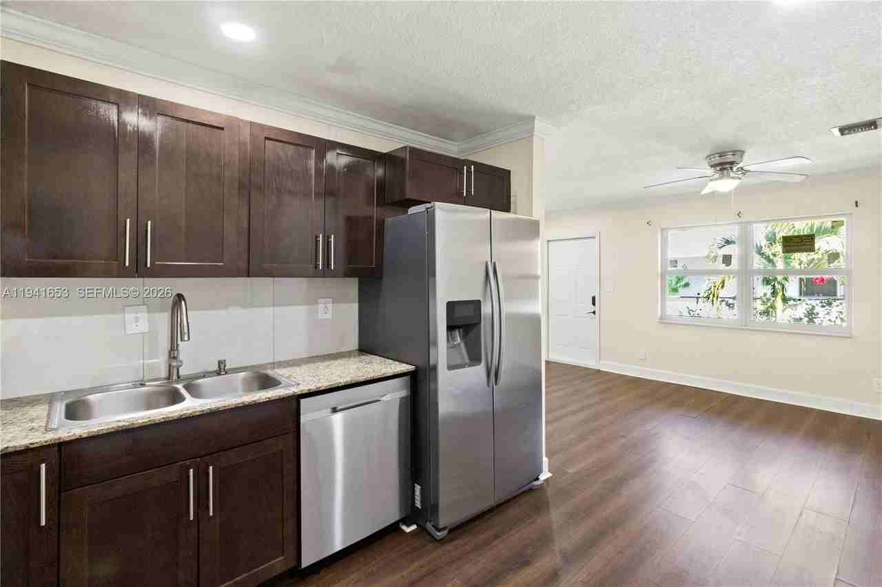 441 Ne 30th St - Photo 3 of 8