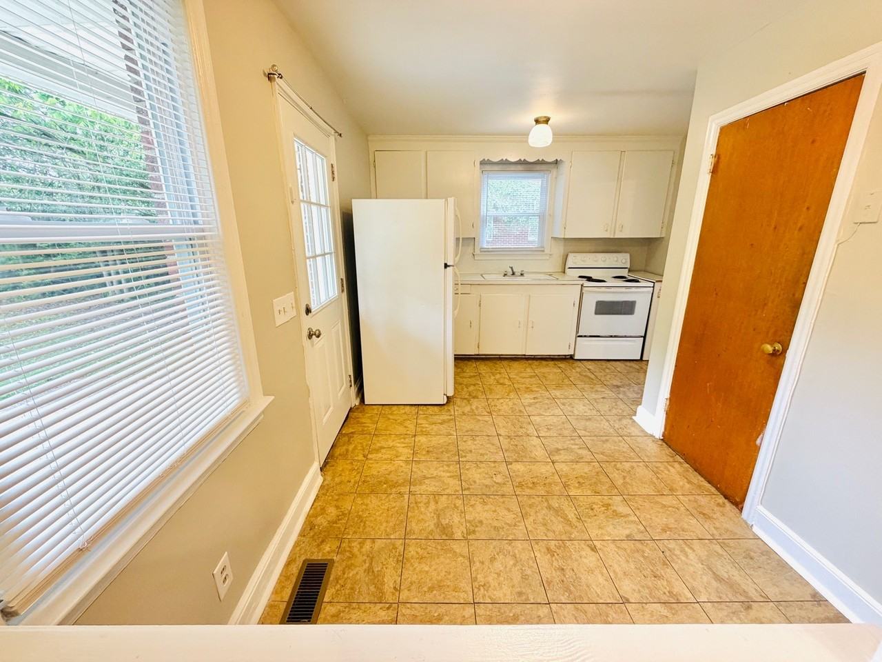 1642 Oak St #1 - Photo 6 of 11