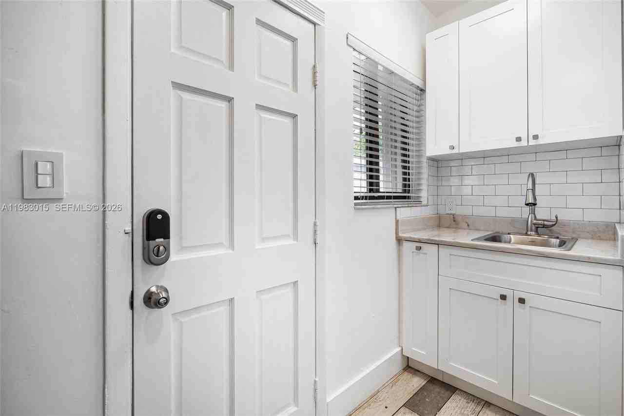 180 Sw 63rd Ave - Photo 3 of 15