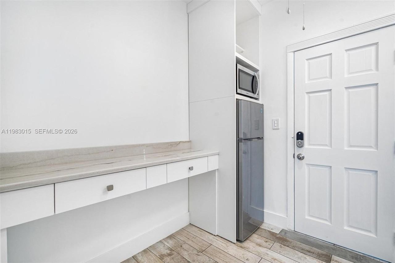 180 Sw 63rd Ave - Photo 4 of 15