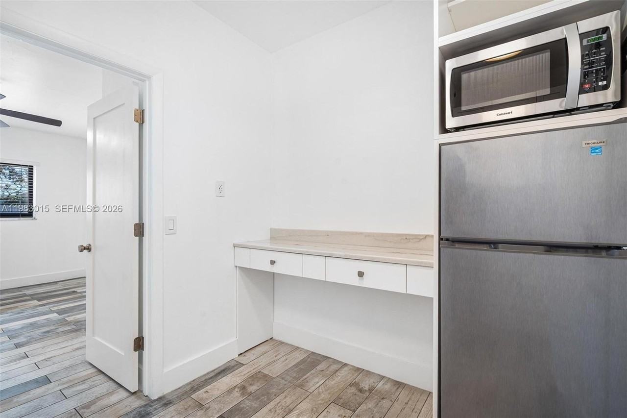 180 Sw 63rd Ave - Photo 5 of 15