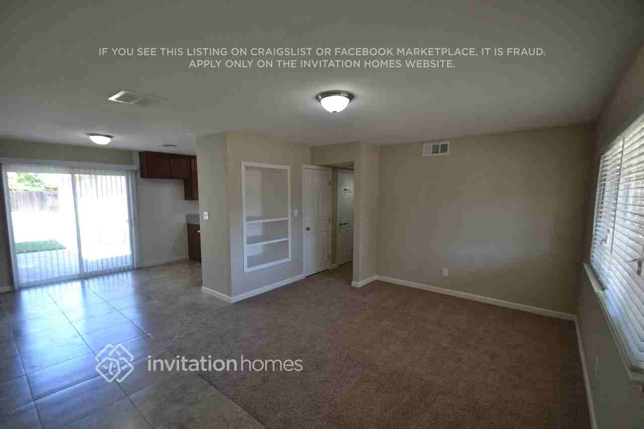 7668 Eastbreeze Cir - Photo 5 of 11