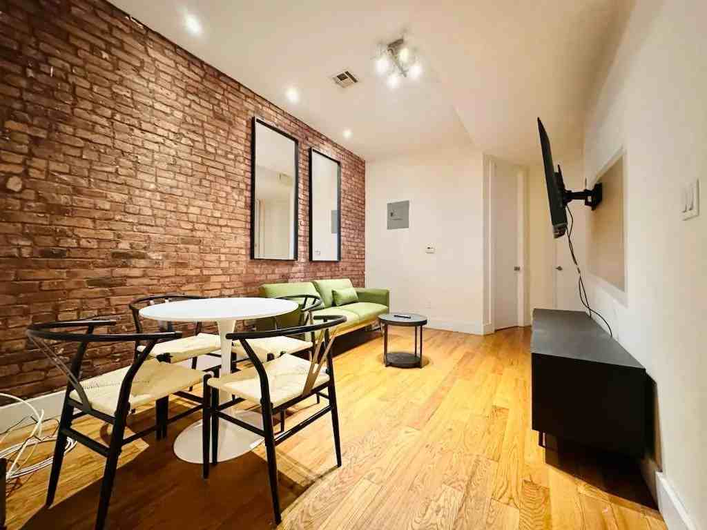 Private Bedroom in 5 Bedroom/2 Bathroom Home - Photo 6 of 9
