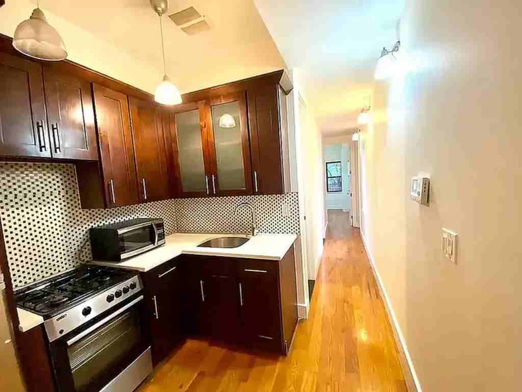 Private Bedroom in 5 Bedroom/2 Bathroom Home - Photo 7 of 9