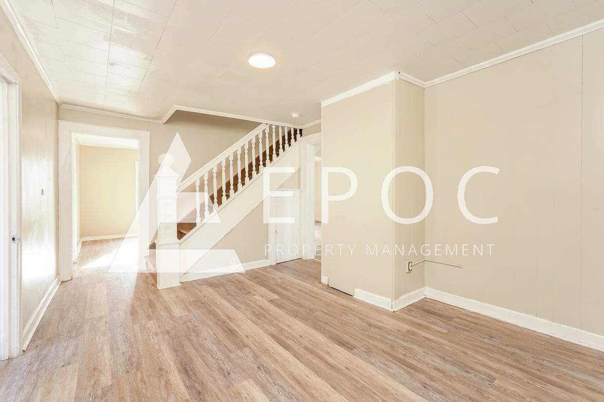 1136 W Green St - Photo 4 of 15