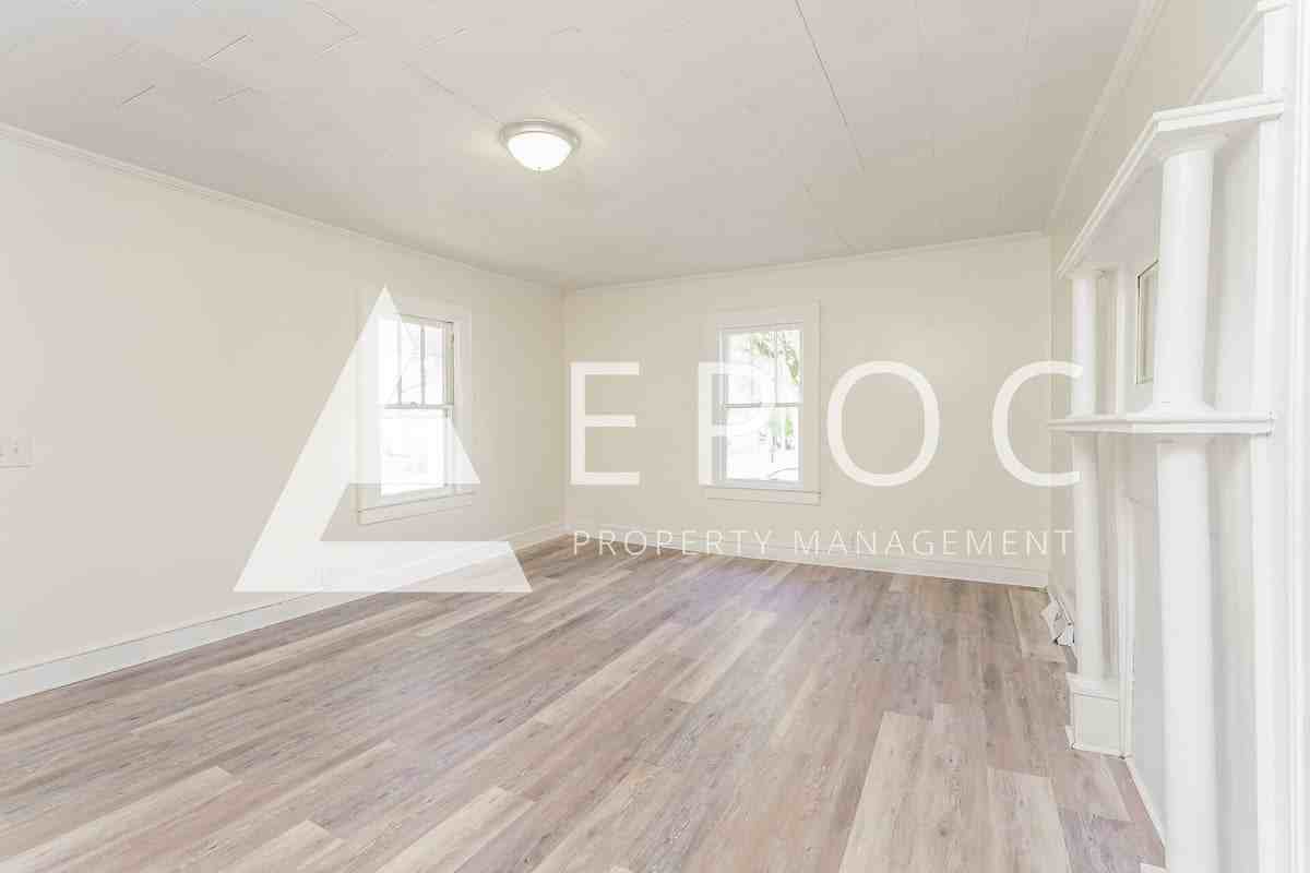 1136 W Green St - Photo 5 of 15