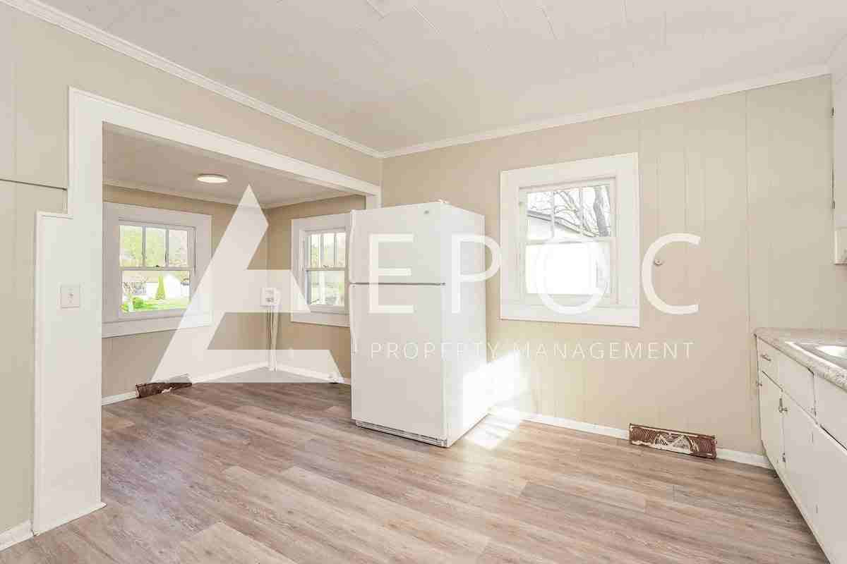 1136 W Green St - Photo 6 of 15