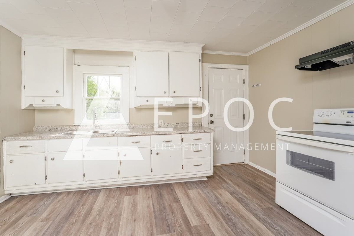 1136 W Green St - Photo 7 of 15