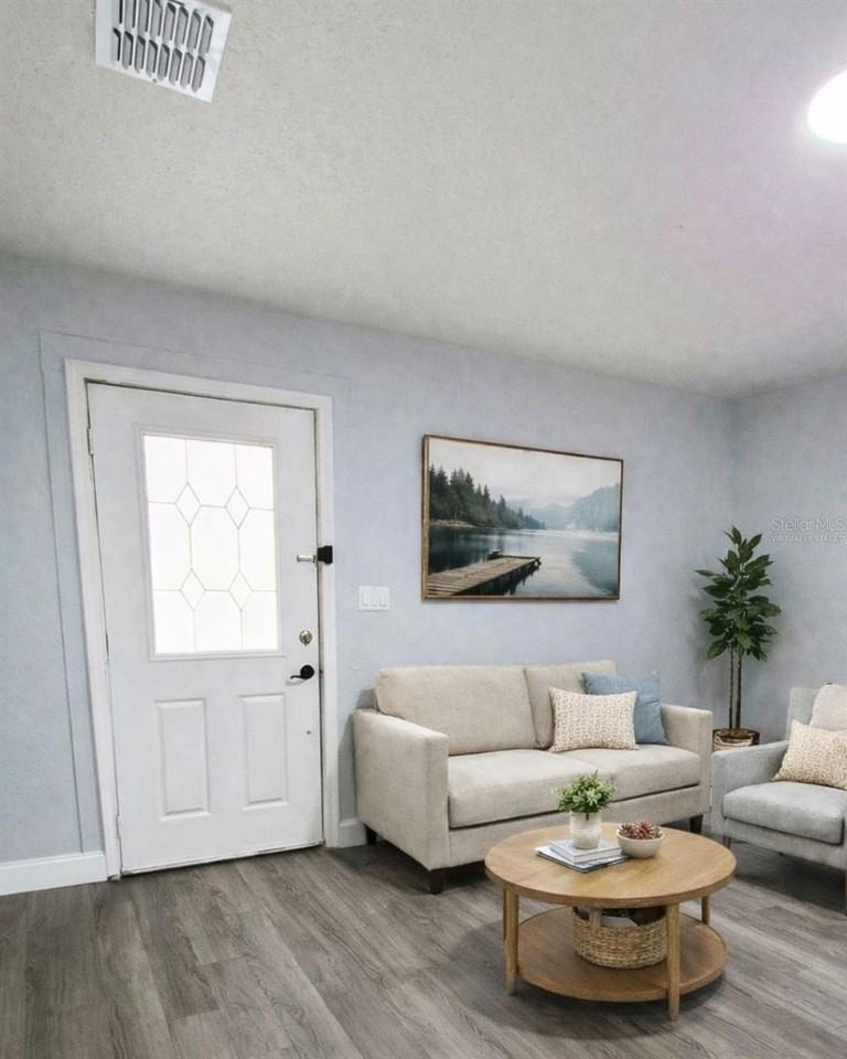 1040 Randall St - Photo 5 of 36