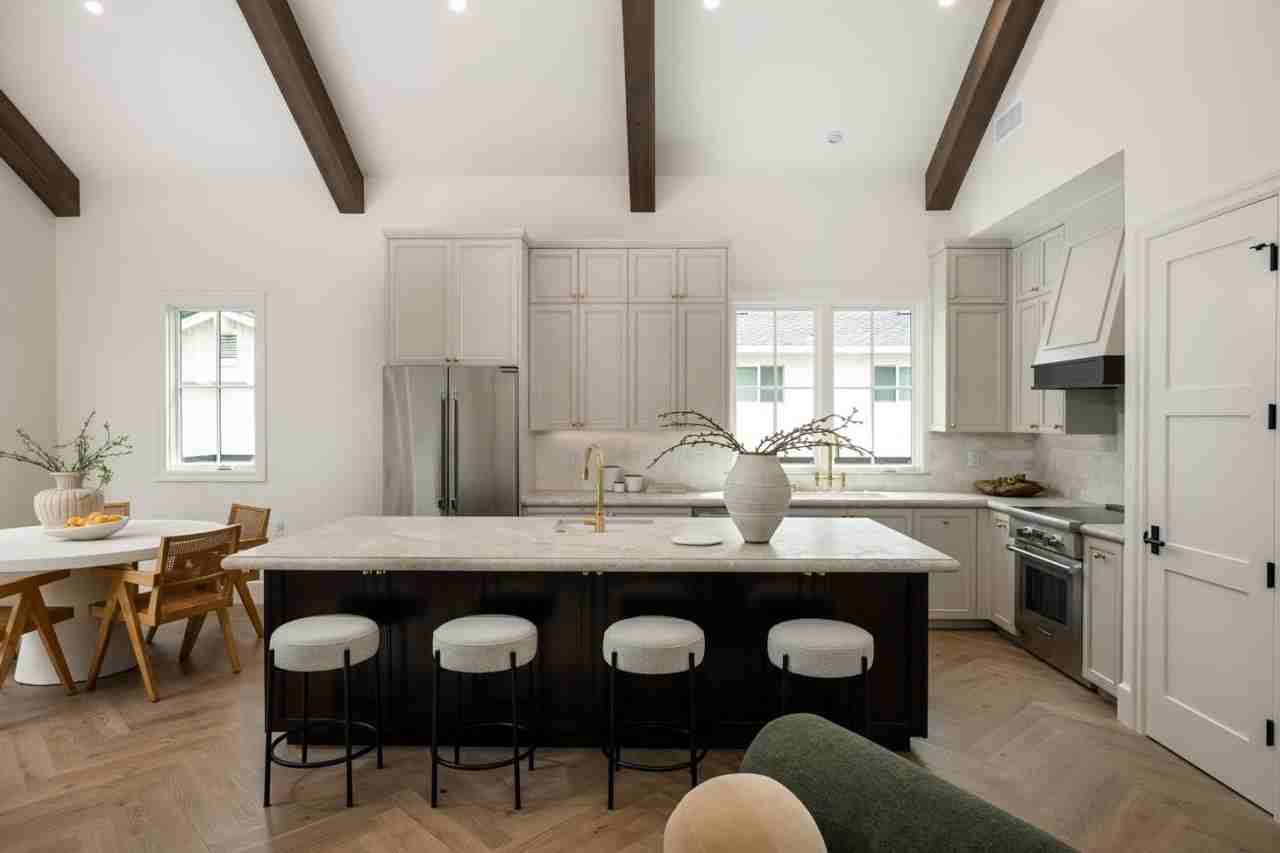 160 Waverley St - Photo 3 of 28