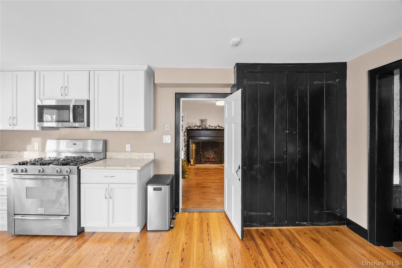 232 N Country Rd - Photo 3 of 17