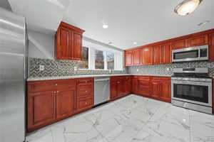 featured image of 635 E Lincoln Ave