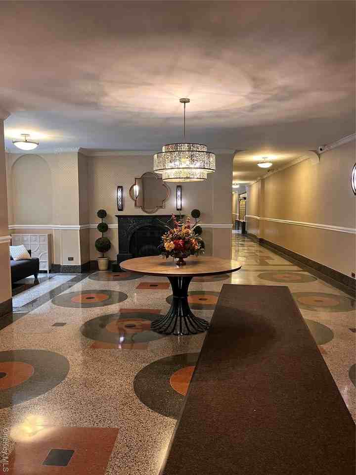 3006 29th St Apt 2r - Photo 3 of 12