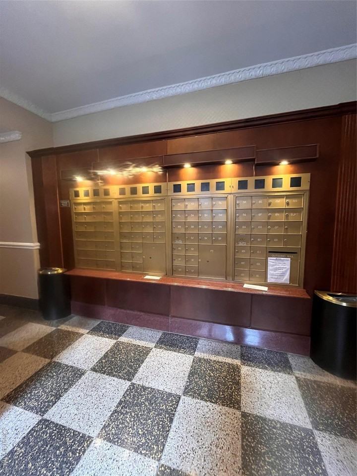 3006 29th St Apt 2r - Photo 4 of 12