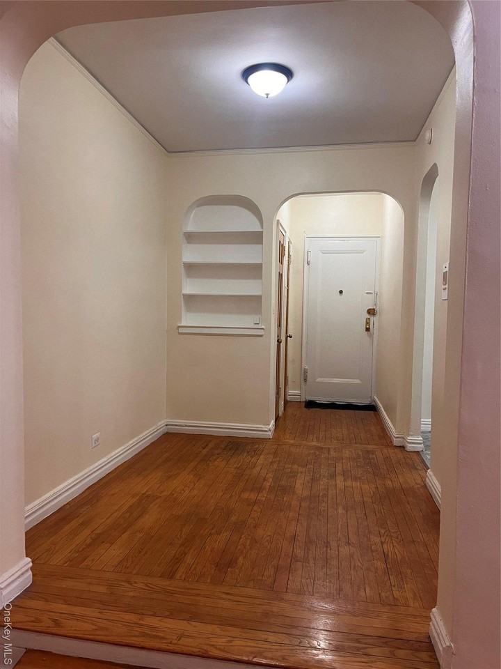 3006 29th St Apt 2r - Photo 7 of 12