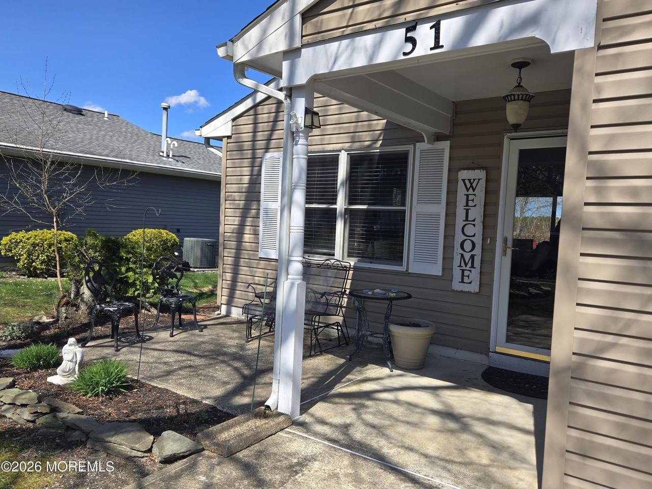 51 Nautilus Dr - Photo 2 of 11