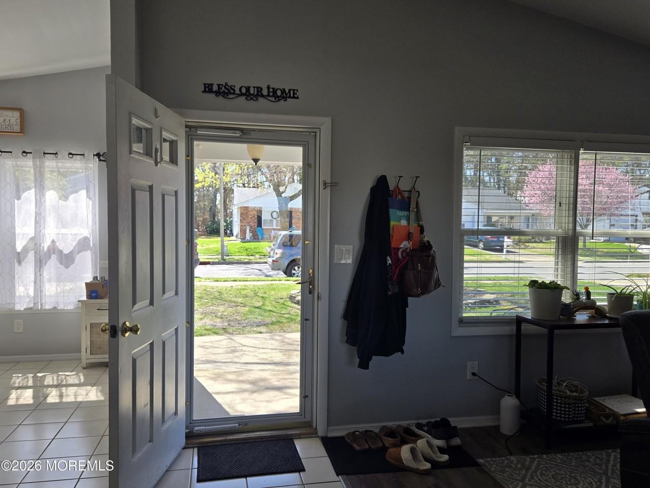 51 Nautilus Dr - Photo 3 of 11