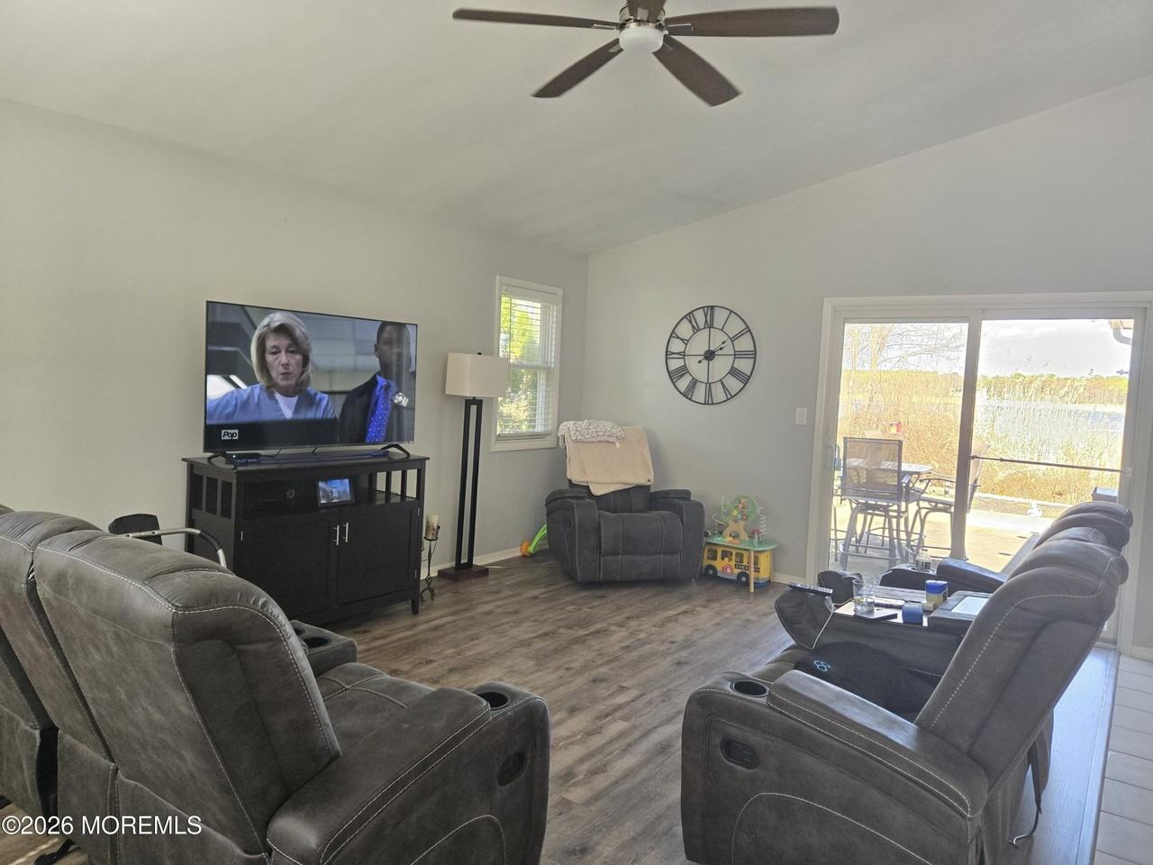 51 Nautilus Dr - Photo 4 of 11