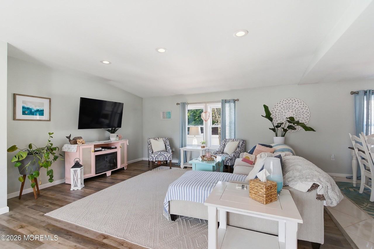 616 Newport Ave - Photo 7 of 40