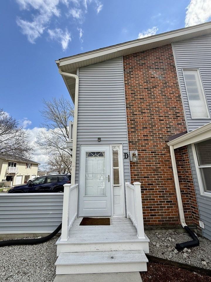 330 Hampton Ct #D - Photo 3 of 14