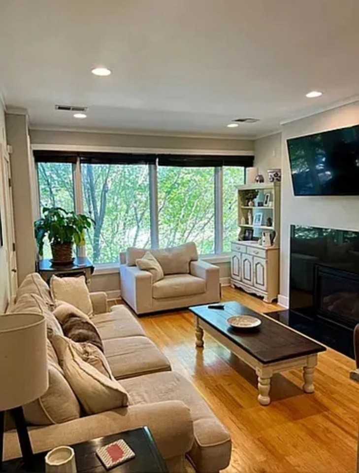 608 N May St Apt 3 - Photo 4 of 16