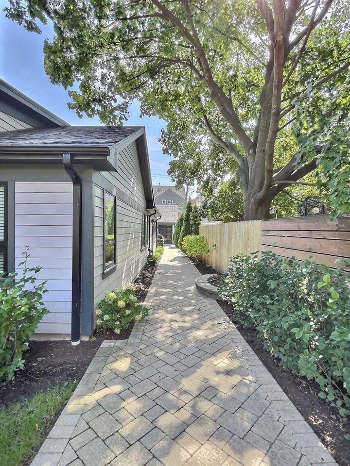 5245 W Ardmore Ave Unit Coach-House - Photo 2 of 42