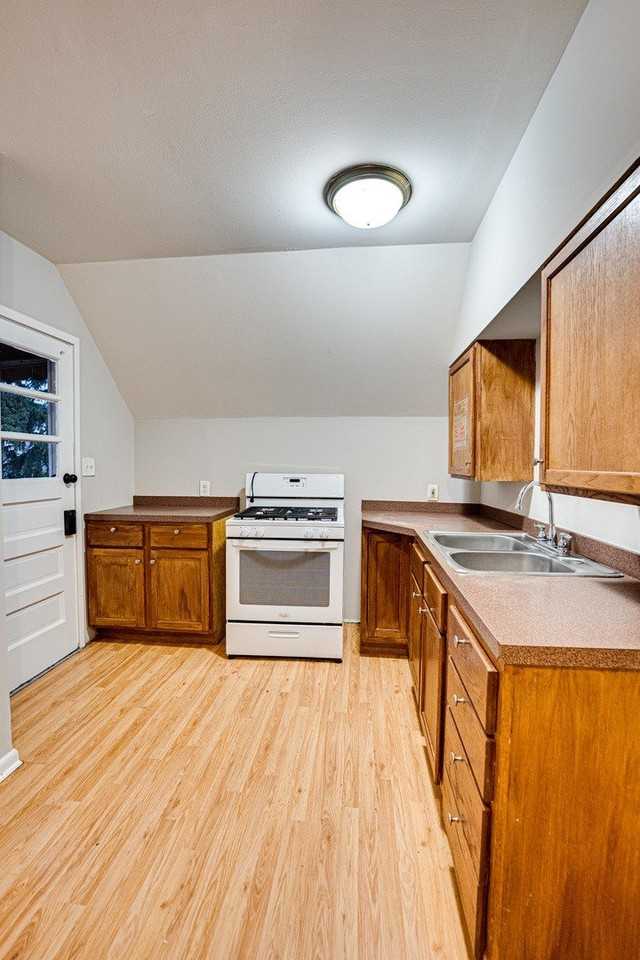 735 Sexton St Apt 2 - Photo 4 of 18